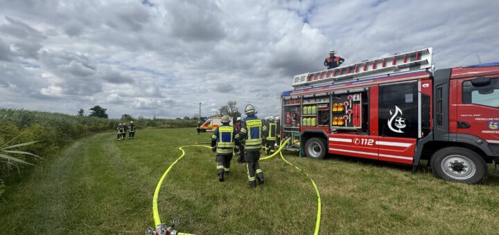 Auf dem Bild ist die Feuerwehr Hainsfarth mit deren Löschfahrzeug zu sehen.