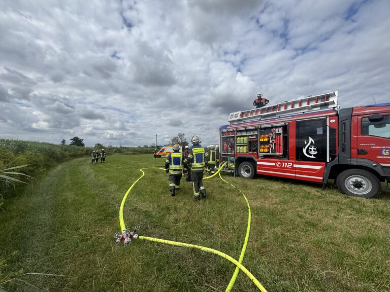 Auf dem Bild ist die Feuerwehr Hainsfarth mit deren Löschfahrzeug zu sehen.