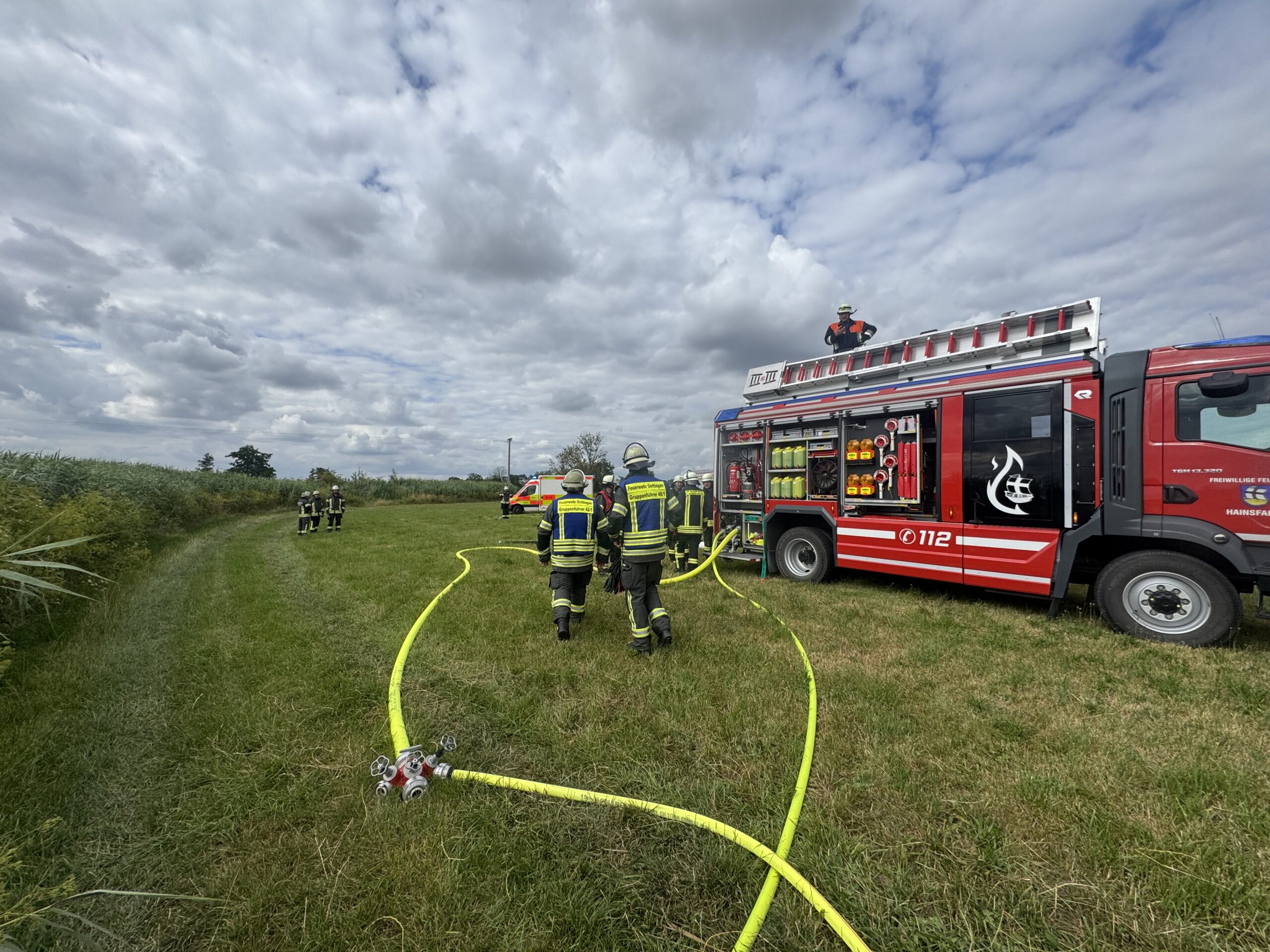 Auf dem Bild ist die Feuerwehr Hainsfarth mit deren Löschfahrzeug zu sehen.
